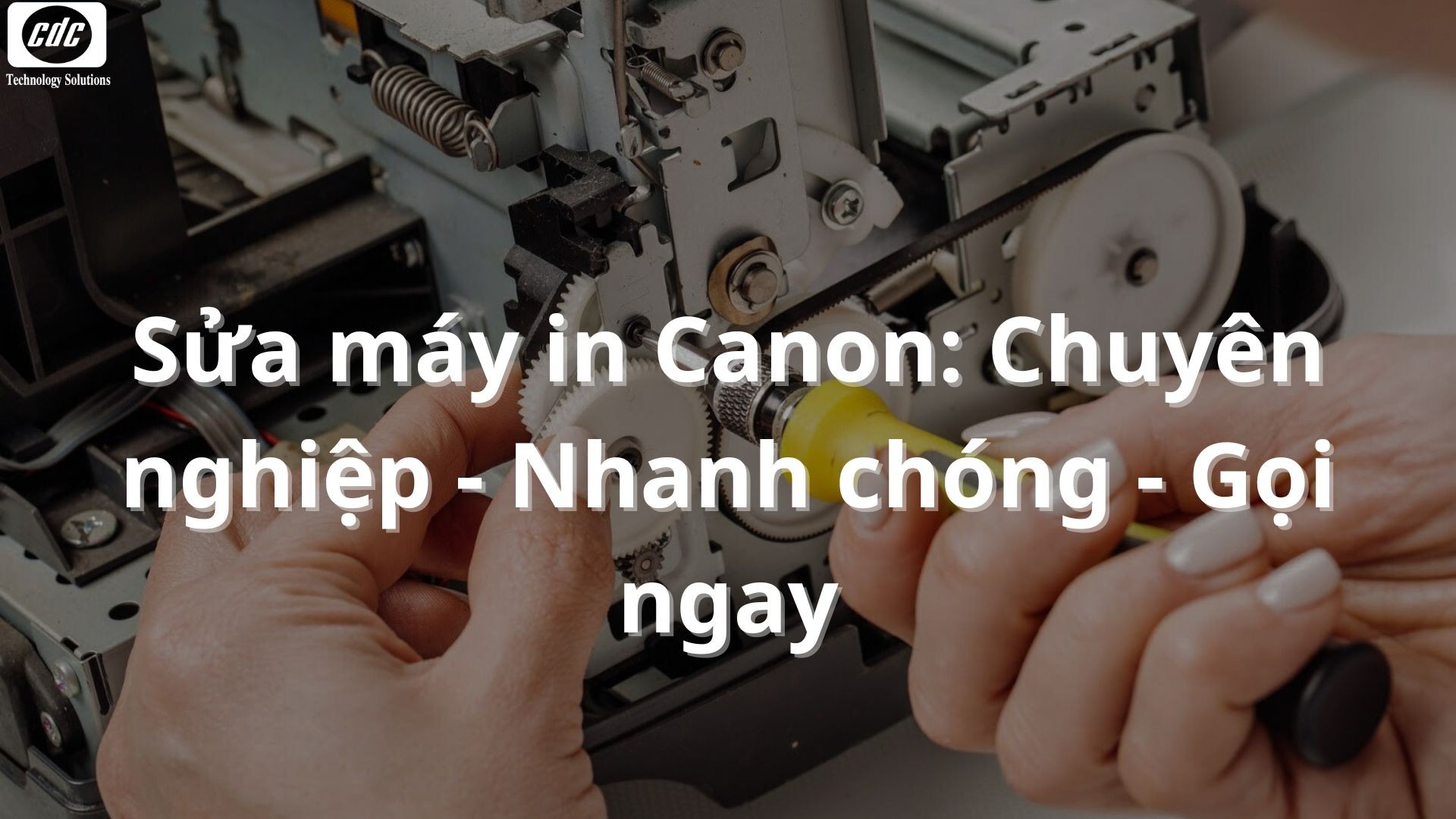 Kỹ thuật viên chuyên sửa máy in Canon đang kiểm tra thiết bị tại văn phòng khách hàng