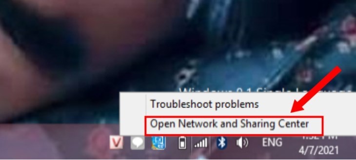 Mở Network and Sharing Center từ biểu tượng mạng để cấu hình IP máy in