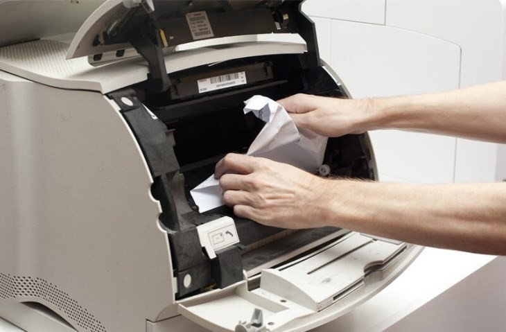 Tình trạng kẹt giấy bên trong máy in ngăn cản quá trình nhận lệnh và in ấn