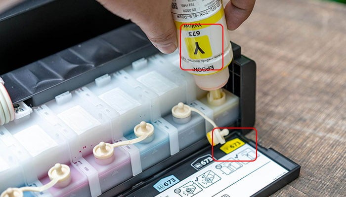 Đổ mực vào bình chứa máy in phun