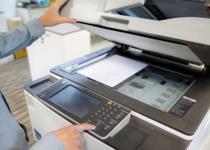 Máy photocopy văn phòng hỗ trợ sao chép tài liệu nhanh chóng, cần theo dõi bộ đếm