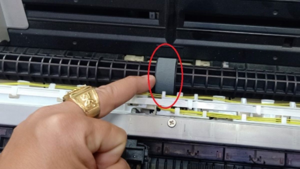Trục kéo giấy máy in bị mòn cần được kiểm tra và thay thế
