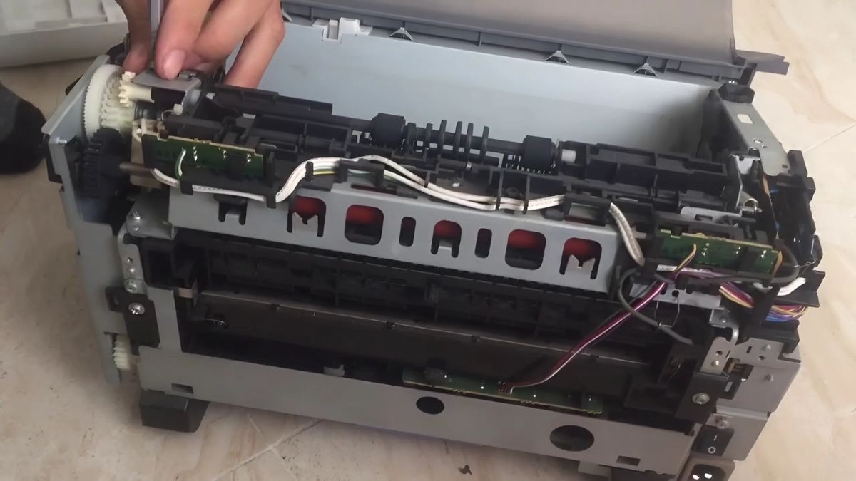 Đợi cụm sấy máy in nguội trước khi kiểm tra giấy kẹt