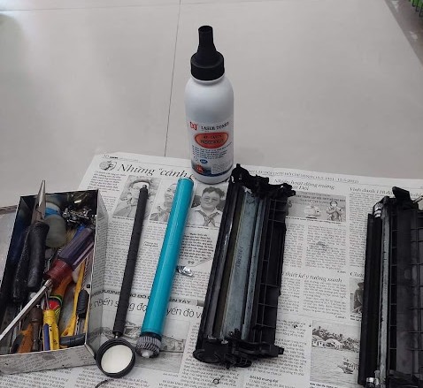 Đổ mực in mới vào khoang chứa của hộp mực máy in Canon