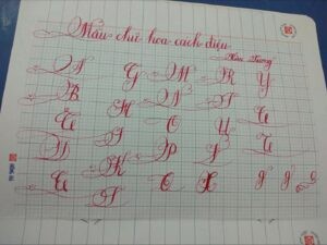 Mẫu bảng chữ in hoa uốn lượn duyên dáng và nghệ thuật