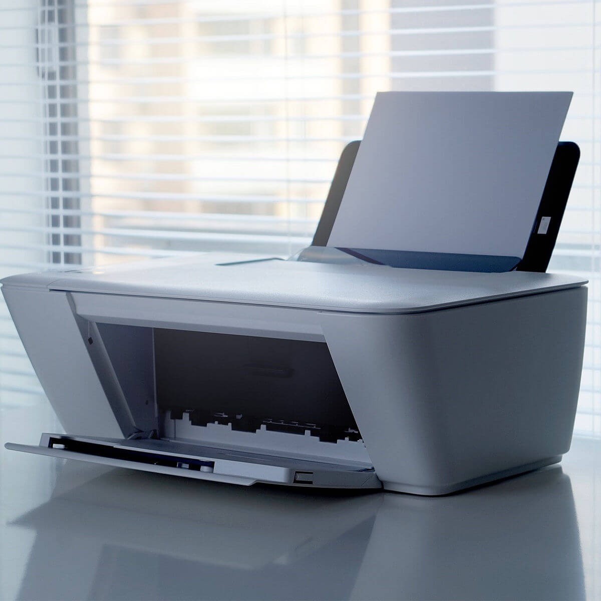 Kiểm tra và nạp giấy đúng cách vào khay máy in để tránh lỗi paper out