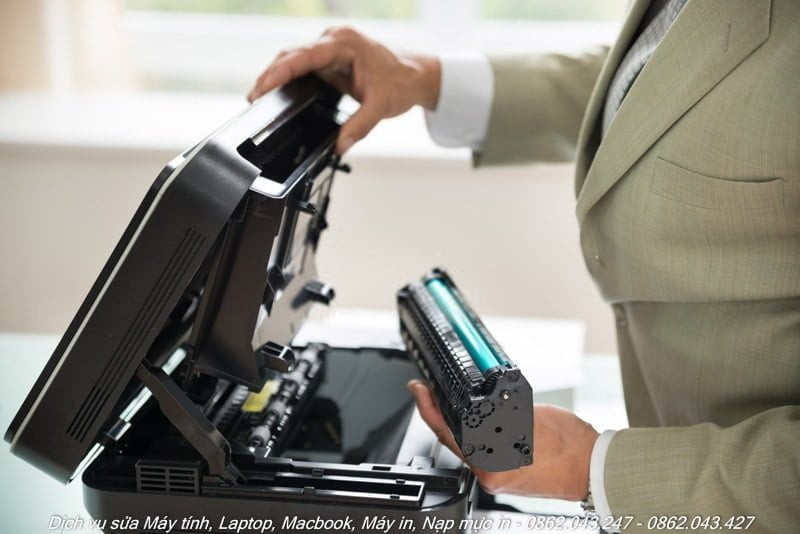 Kỹ thuật viên chuyên nghiệp đang đổ mực máy in quận 4 tận nơi