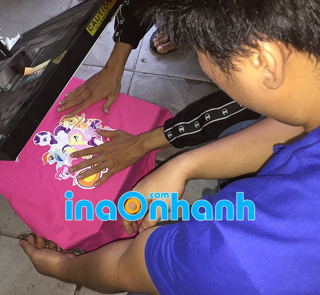 Hình ảnh và chữ được cắt từ decal nhiệt sẵn sàng ép lên áo