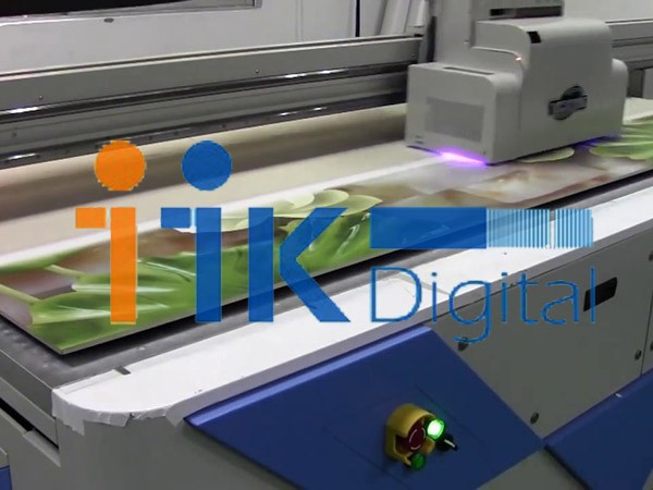 cận cảnh kỹ thuật in UV trên bề mặt nhựa tạo hình ảnh sắc nét