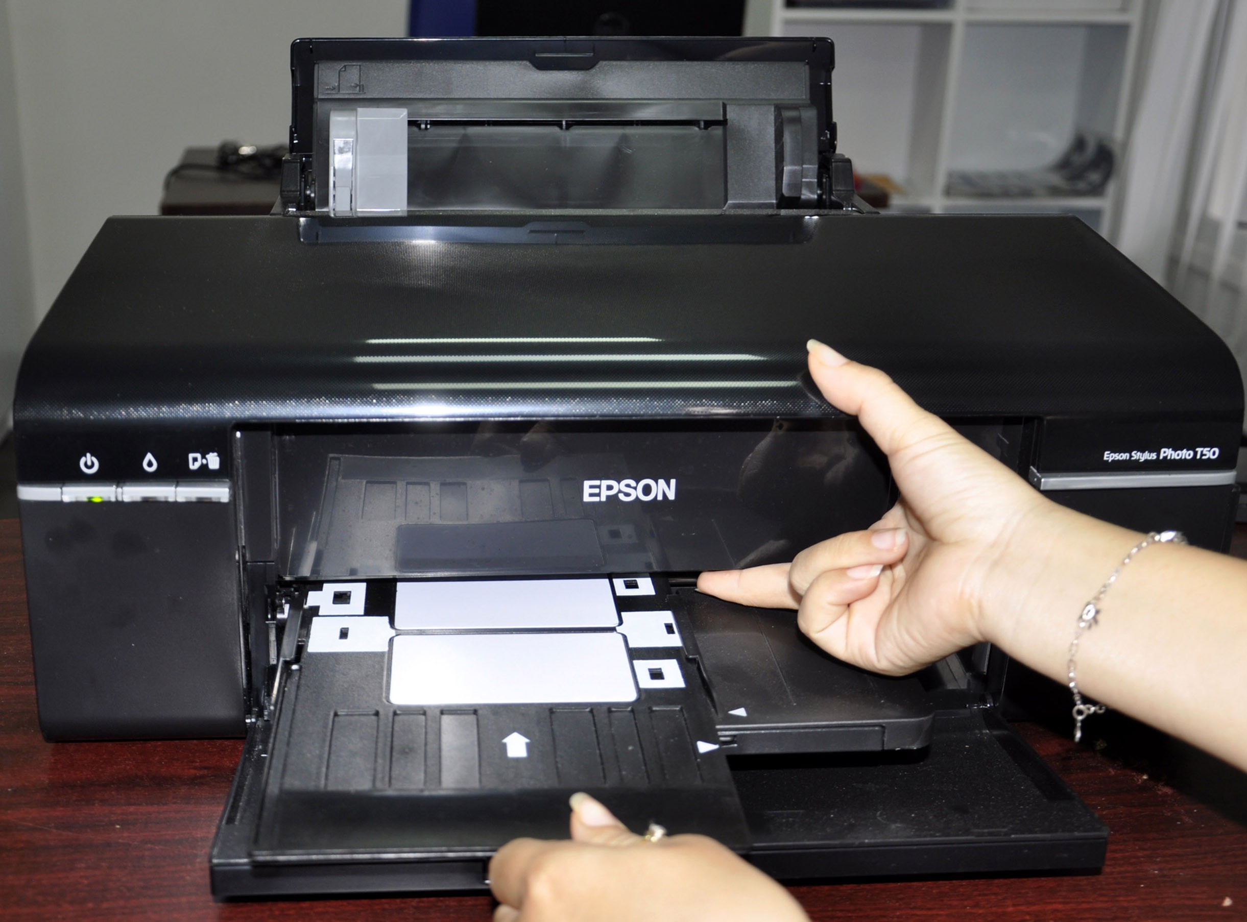 Thẻ nhựa PVC đang được in trực tiếp bằng máy in phun Epson