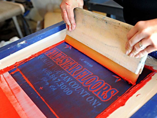 Cách Pha Mực In Lụa Trên Giấy Chuẩn Nhất Ứng dụng phổ biến của in lụa trên giấy trong sản xuất thiệp, bao bì