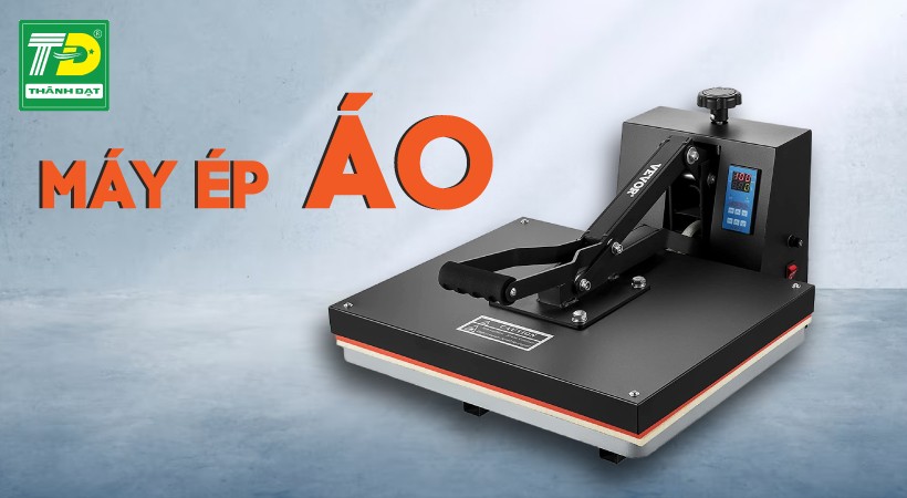 Cận cảnh máy ép nhiệt phẳng 38x38cm đang hoạt động ép hình lên áo thun