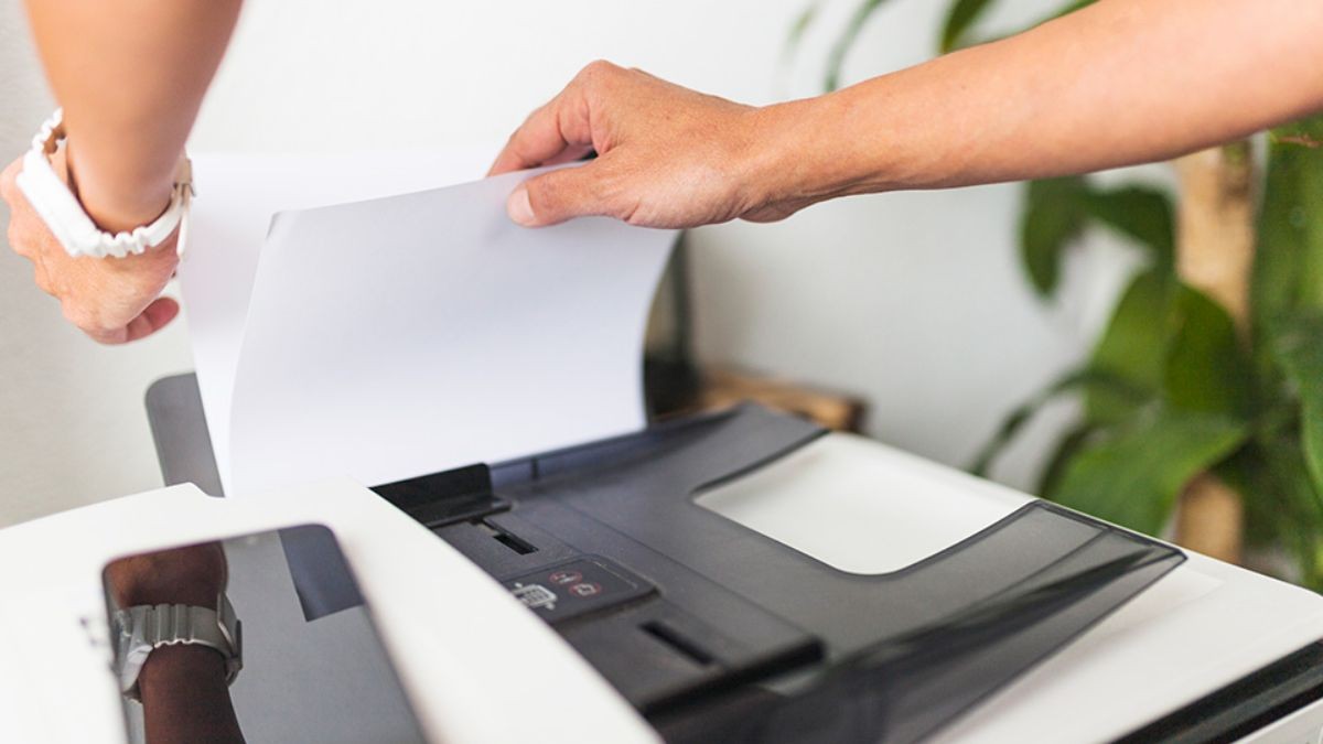 Kỹ thuật viên đang kiểm tra và sửa lỗi máy in Epson