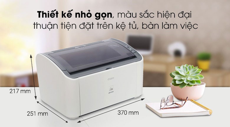 Máy in laser đơn năng Canon LBP2900 với thiết kế nhỏ gọn, hiện đại đặt trên bàn làm việc