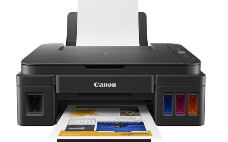 Ai phát minh ra máy in: Lịch sử và các nhà sáng chế Hình ảnh cận cảnh đầu phun máy in phun đang hoạt động trên giấy, minh họa công nghệ in phun