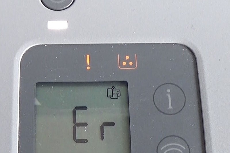 Người dùng kiểm tra và khắc phục sự cố máy in HP báo lỗi chấm than tại nhà