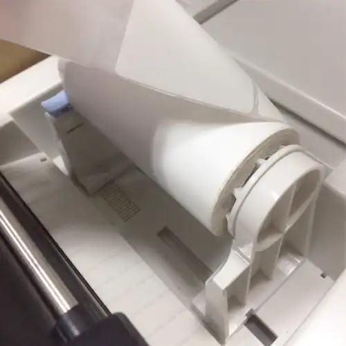 Điều chỉnh giá đỡ để lắp cuộn tem