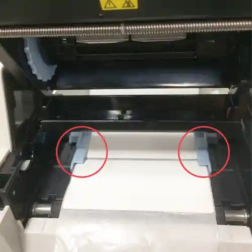 Luồn giấy tem vào đường dẫn máy in iDPRT