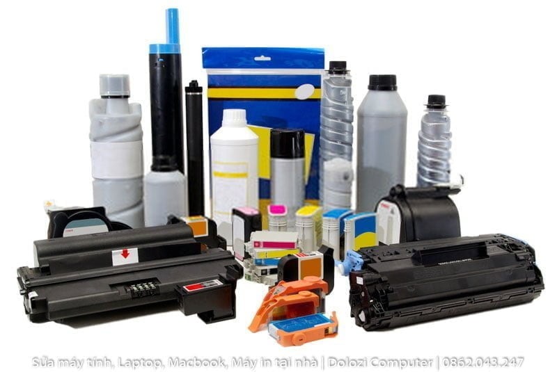 Bơm Mực Máy In Quận 7: Dịch Vụ Tại Nhà, Uy Tín Kỹ thuật viên đang bơm mực máy in tại Quận 7
