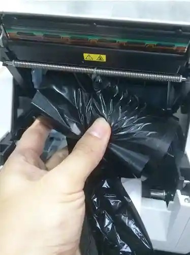 Lắp cuộn ribbon mực mới vào máy in