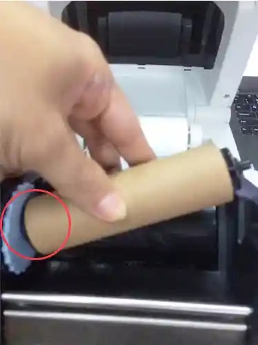 Lắp lõi thu hồi ribbon vào máy in