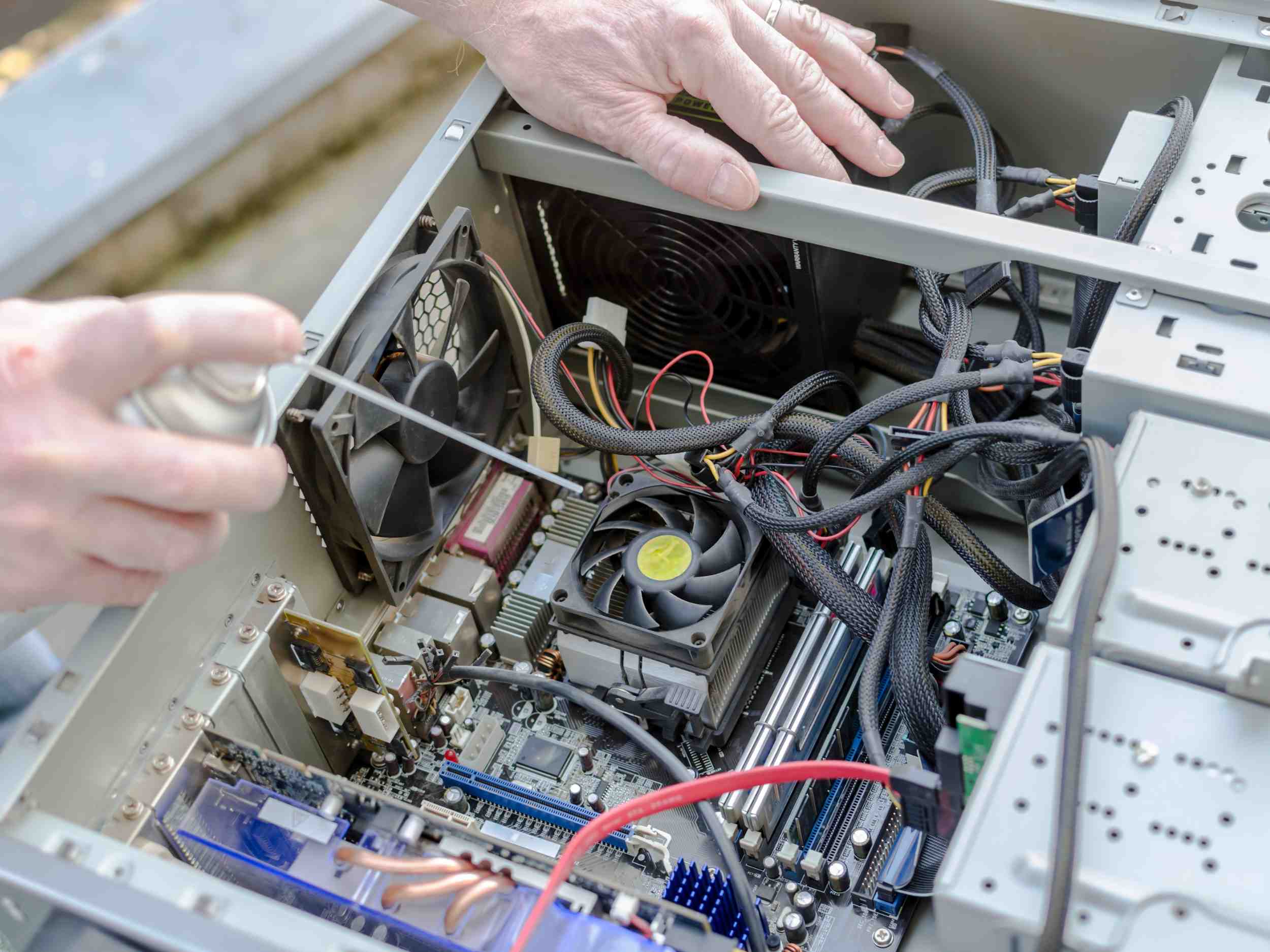 Thực hành lắp ráp máy tính tại trung tâm đào tạo chuyên nghiệp