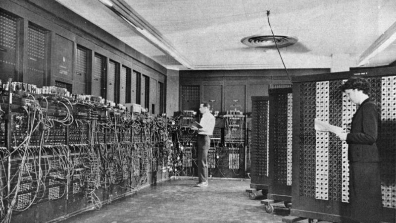 Máy Tính Điện Tử Đầu Tiên: Từ ENIAC Đến Cách Mạng Kỷ Nguyên Số