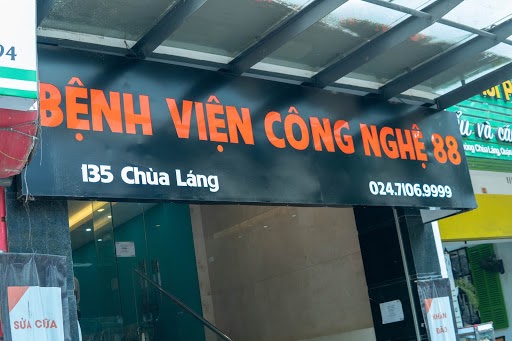 Kỹ thuật viên kiểm tra màn hình máy tính xách tay Dell bị lỗi