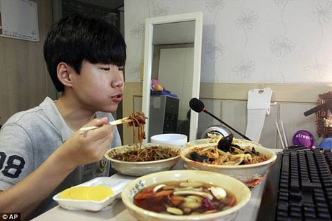 Một bữa ăn thịnh soạn khi ngồi trước màn hình máy tính để livestream Mukbang