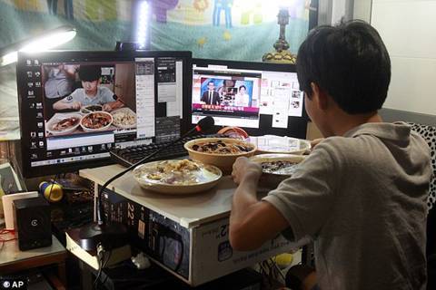 Thanh niên Hàn Quốc kiếm tiền từ việc ngồi trước màn hình máy tính livestream Mukbang