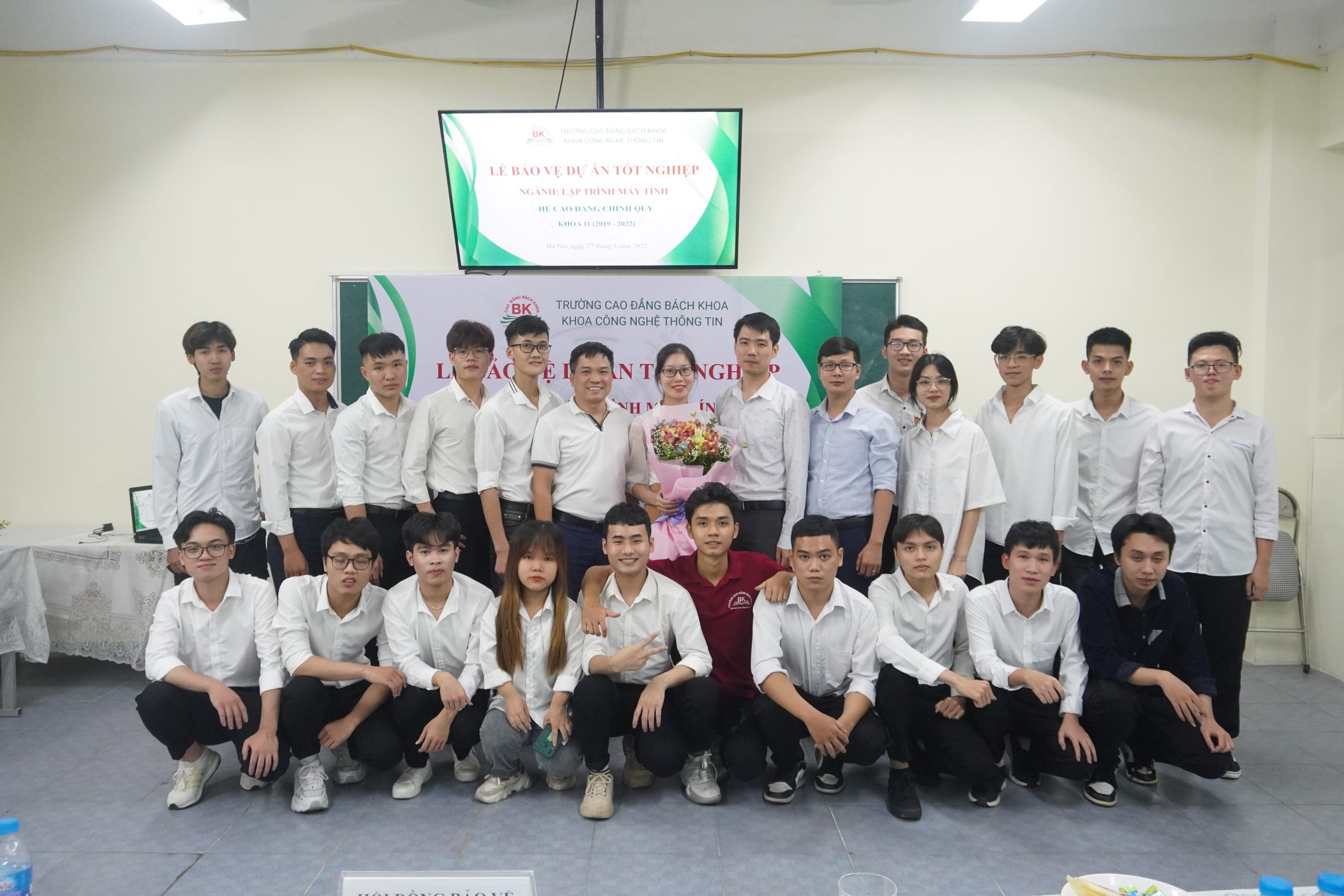 Sinh viên ngành lập trình viên máy tính bảo vệ đồ án tốt nghiệp trước hội đồng chuyên môn