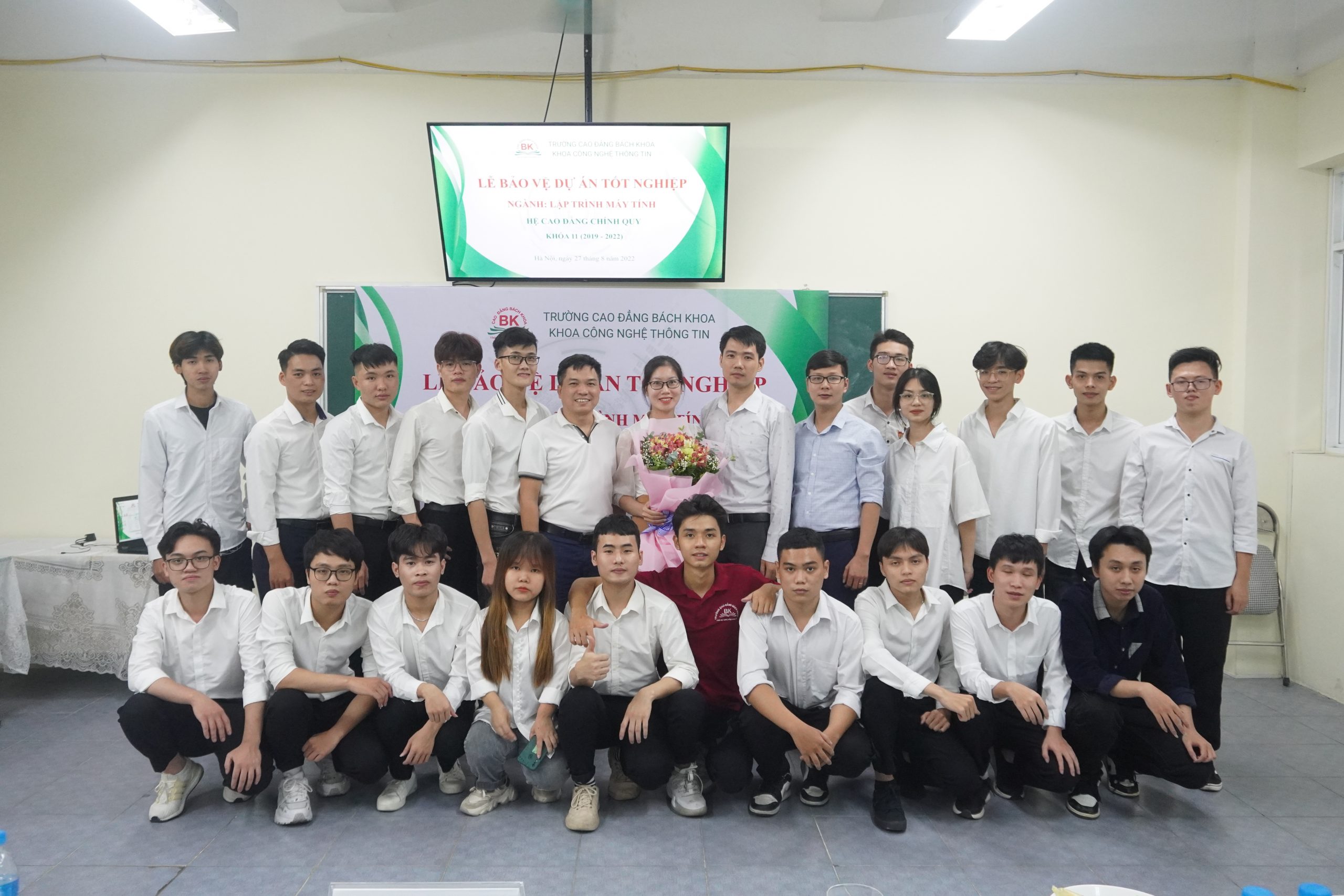 Niềm vui thành công sau khi bảo vệ đồ án ngành lập trình viên máy tính