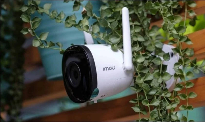 Camera lắp đặt ngoài trời, biểu trưng cho sự kết nối bền vững khi cài đặt iPhone trên máy tính