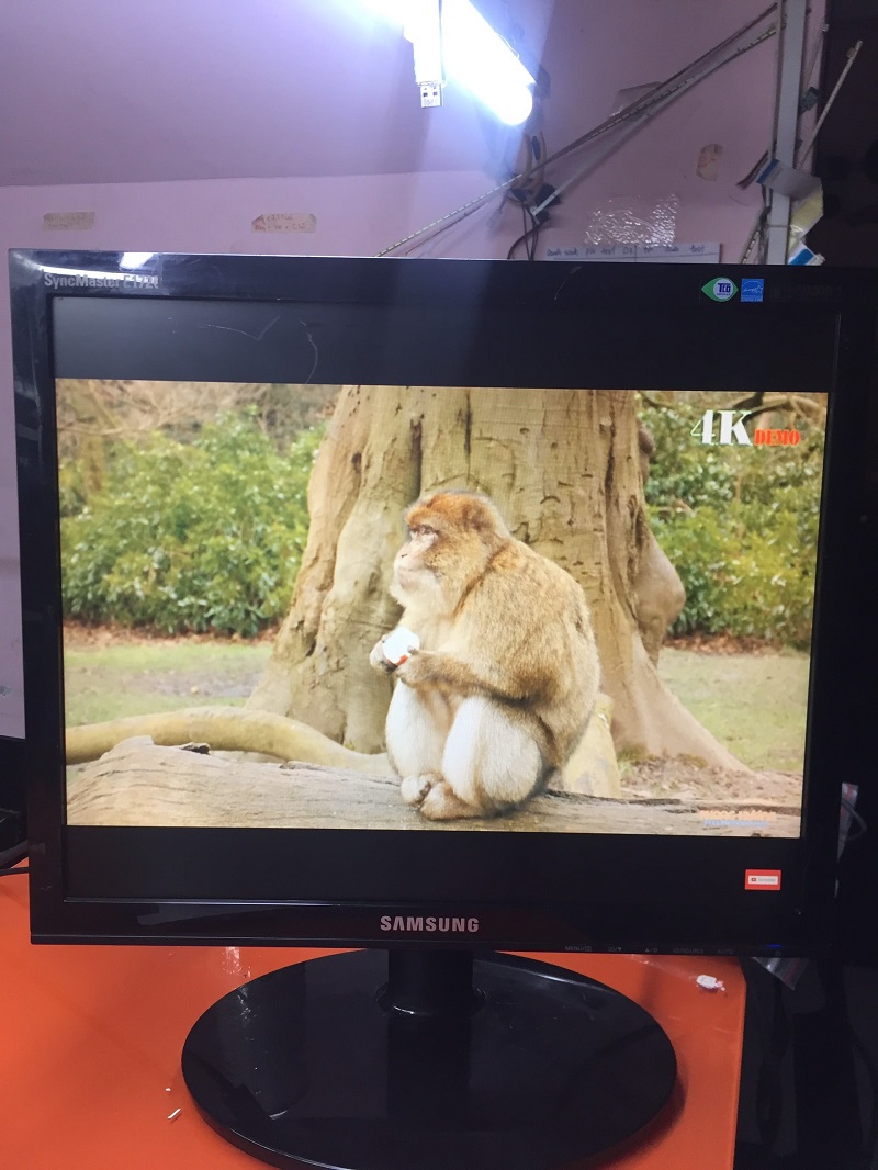 Màn hình máy tính Samsung 17 inch E1720NRX từ góc nhìn chính diện