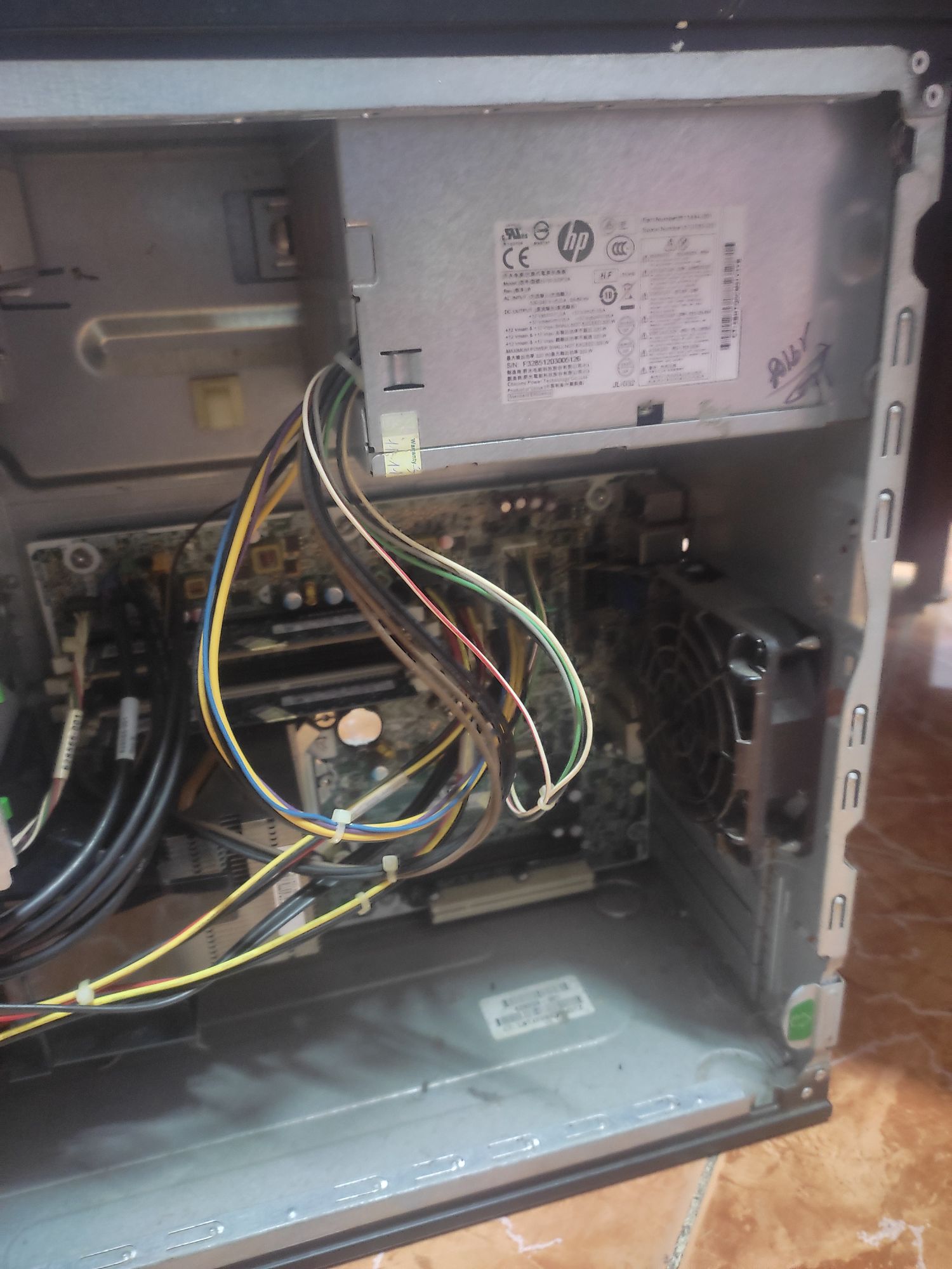 Thợ máy tính đang kiểm tra linh kiện