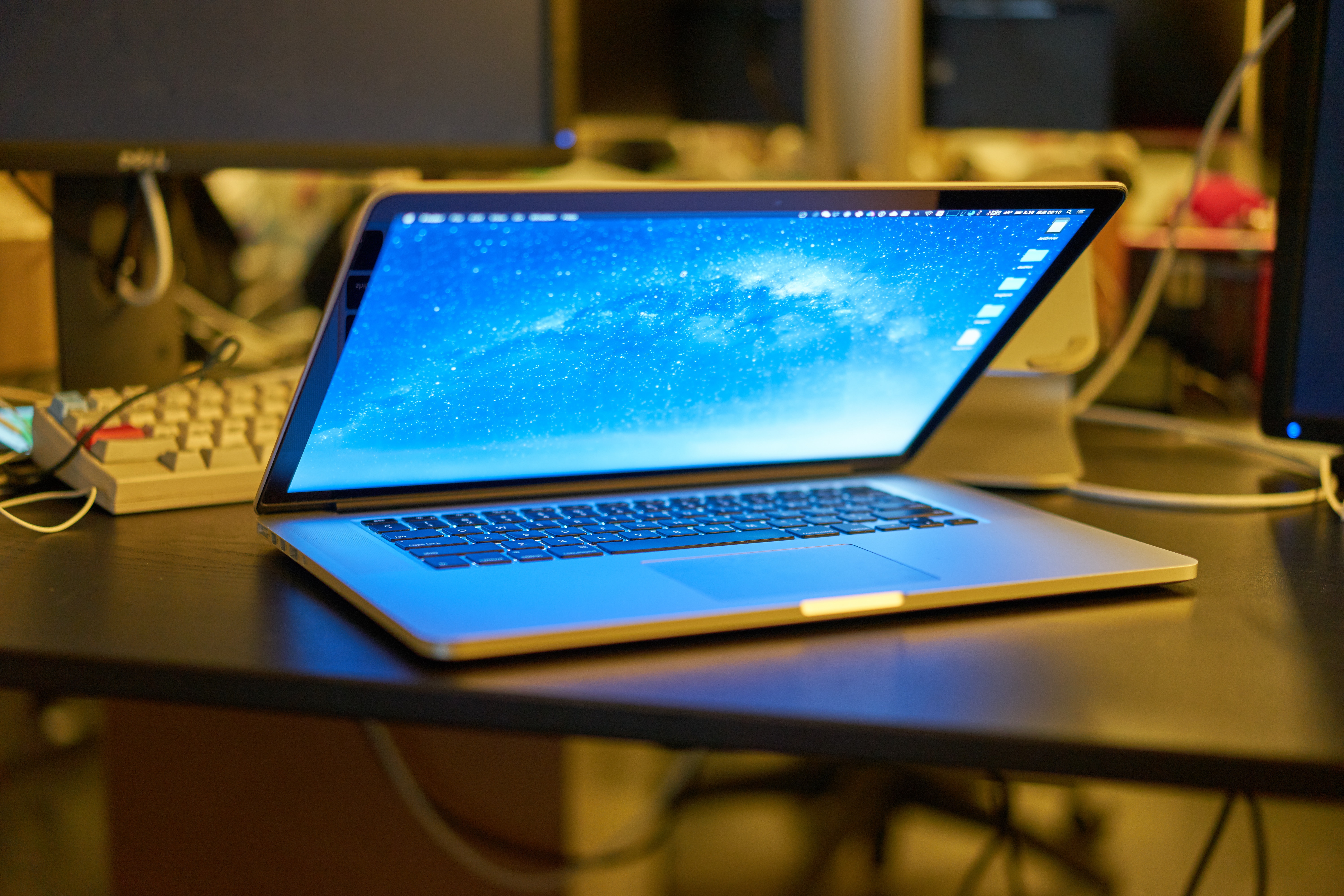 Máy tính điện tử trải qua mấy thế hệ phát triển?