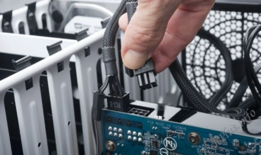 Kiểm tra cáp kết nối khi màn hình máy tính bị kẻ ô trong suốt