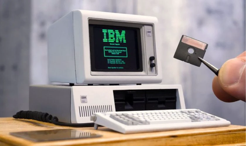 Máy tính điện tử trải qua mấy thế hệ phát triển?