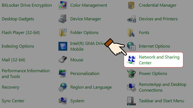 Người dùng chọn Network and Sharing Center