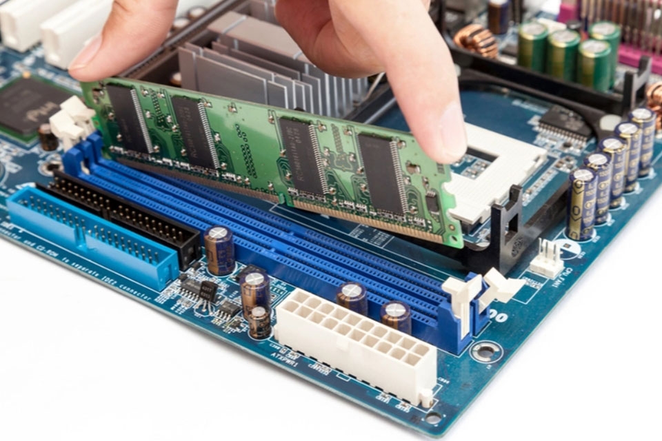 Lắp lại RAM vào khe cắm trên bo mạch chủ